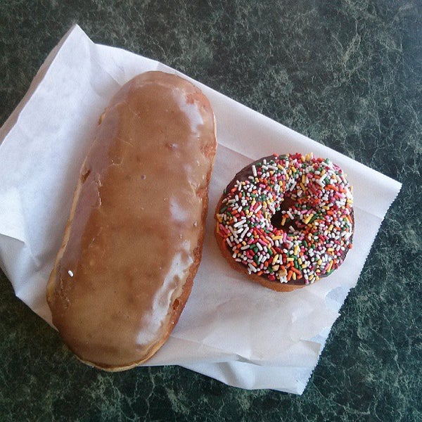 รูปภาพถ่ายที่ Happy Donuts โดย Andy S. เมื่อ 5/24/2013