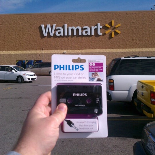 次での写真：Walmart Supercenter Bonner Springsの大型店