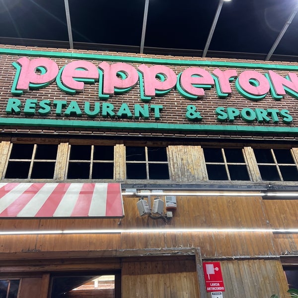 Снимок сделан в Pepperone Restaurant &amp; Sports Café пользователем Matteo D. 12/1/2022