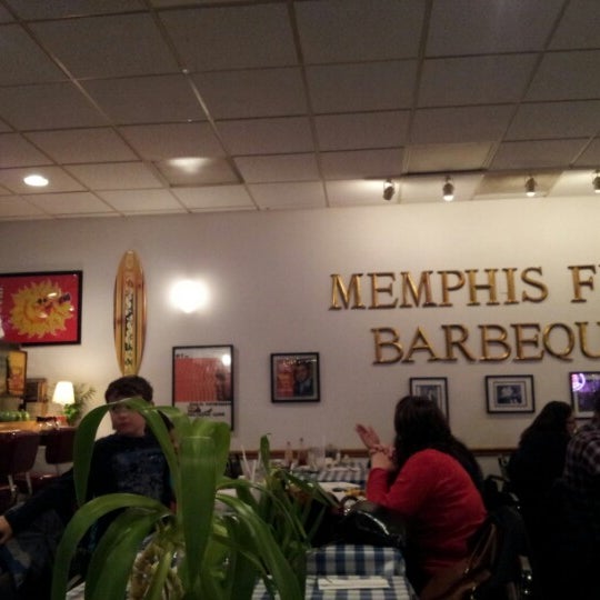 Foto tomada en Memphis Fire Barbeque Company  por Jeremy C. el 1/22/2013