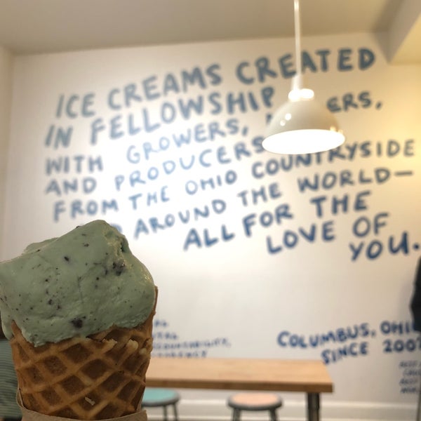 Снимок сделан в Jeni&#39;s Splendid Ice Creams пользователем Laura K. 9/28/2019