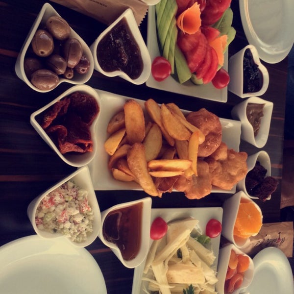 Photo taken at Ayaklı Göl Cafe &amp; Restaurant by Atacan C. on 4/24/2016