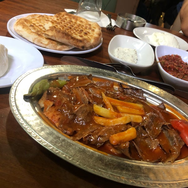 Das Foto wurde bei Şanlıurfa İskender Kebap Restaurant von K U D R E T am 8/14/2019 aufgenommen