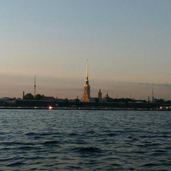 Теплоход на фоне Петропавловки