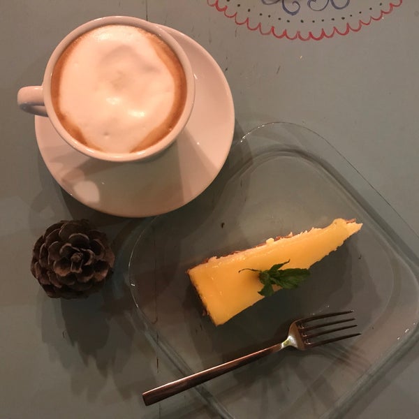 Foto tirada no(a) Yedi (7) - Cafe por Hurize U. em 3/25/2018