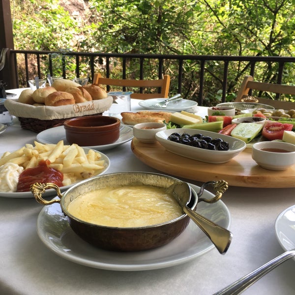 Das Foto wurde bei Gölbaşı Restaurant von Neslihan U. am 6/21/2018 aufgenommen
