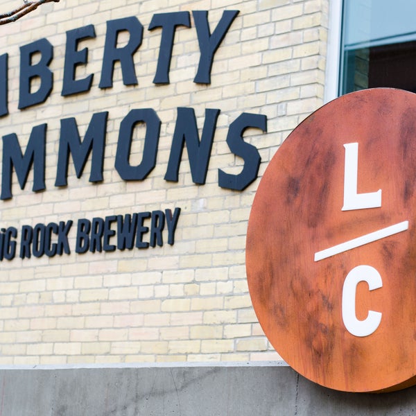 2/10/2017 tarihinde Liberty Commons at Big Rock Breweryziyaretçi tarafından Liberty Commons at Big Rock Brewery'de çekilen fotoğraf