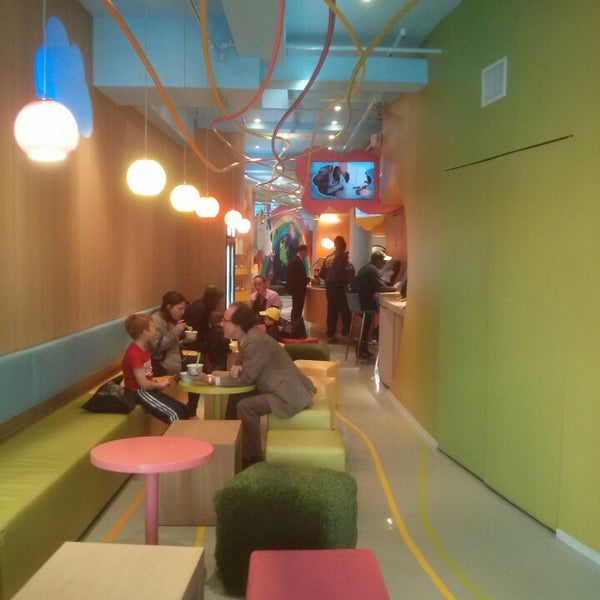 Photo taken at Yooglers Frozen Yogurt by Aleš S. on 5/13/2013