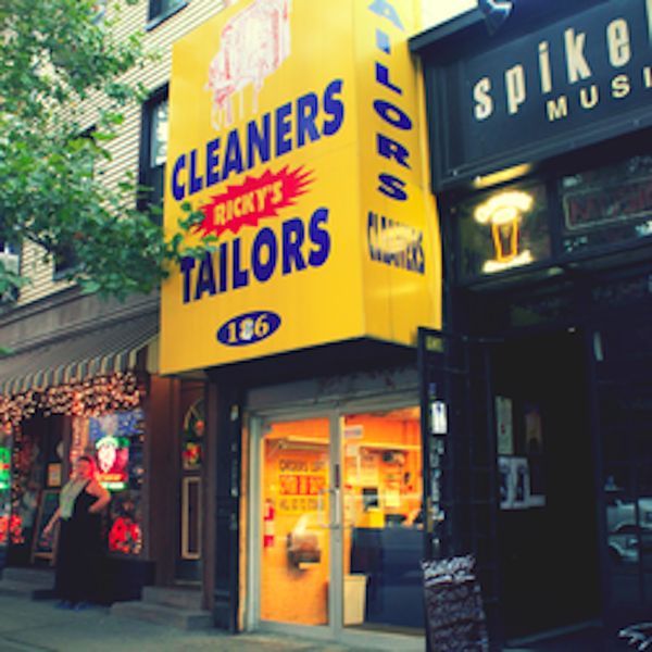 Снимок сделан в Ricky&#39;s Dry Cleaners &amp; Tailoring (Williamsburg, Brooklyn) пользователем Ricky&#39;s Dry Cleaners &amp; Tailoring (Williamsburg, Brooklyn) 3/27/2014