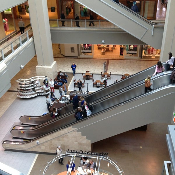 รูปภาพถ่ายที่ Mic Mac Mall โดย Semra A. เมื่อ 4/8/2013