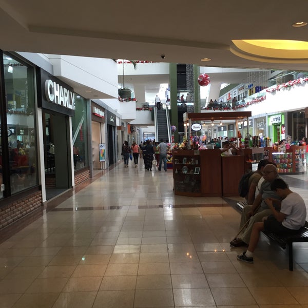 Photo prise au Cascadas Mall par Ricardo C. le10/24/2015