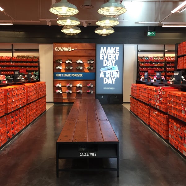 Kenia Lechuguilla Día Nike Factory Store - Tienda de artículos deportivos en Badalona