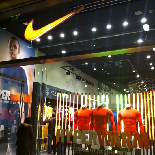 what restaurants are near nike store in boston