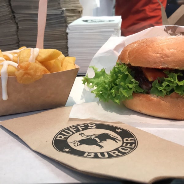 Foto diambil di Ruff&#39;s Burger Marienplatz oleh Amona pada 4/24/2019