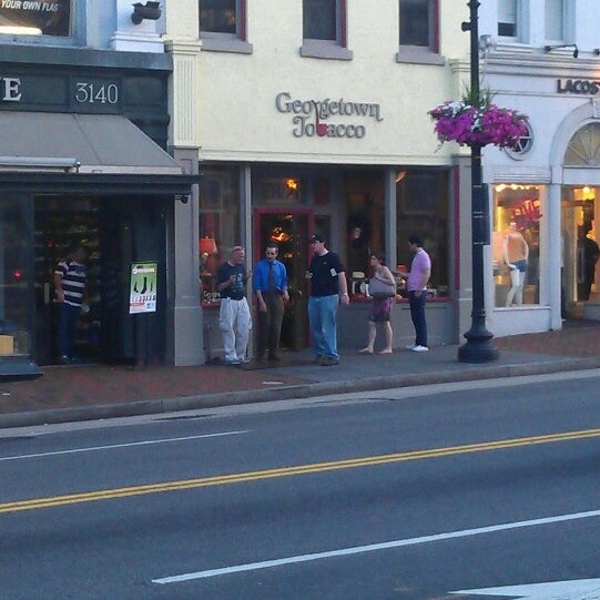Foto diambil di Georgetown Tobacco oleh Ray G. pada 5/22/2013