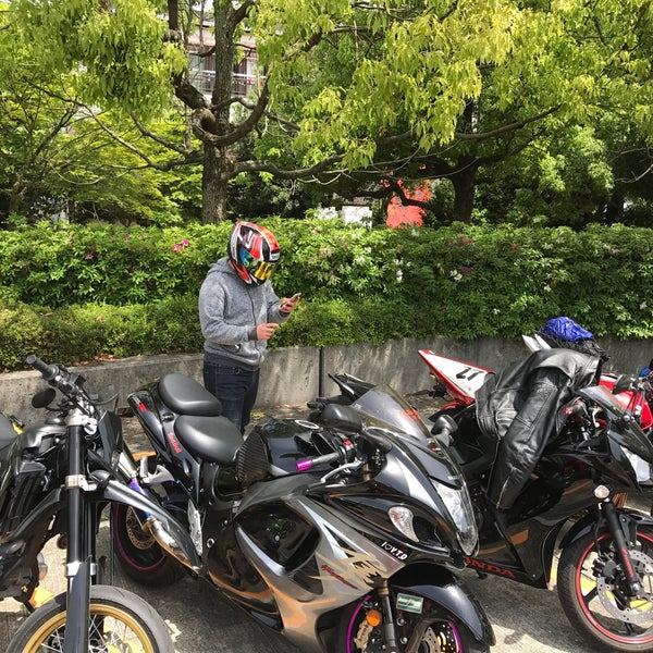 桃山学院大学 駐輪場 下