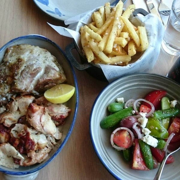 Gluten free selection of Lamb shoulder with chicken, chips and a Greek salad. Flavours were amazing. Greek salad was overpriced.