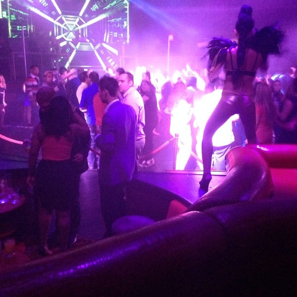 Photo prise au Lava Nightclub at Turning Stone Resort Casino par Turgut Ö. le6/1/2014