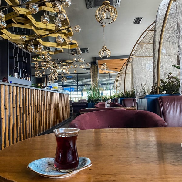 Foto tirada no(a) Maroof Cafe Lounge por Necip F em 10/17/2022