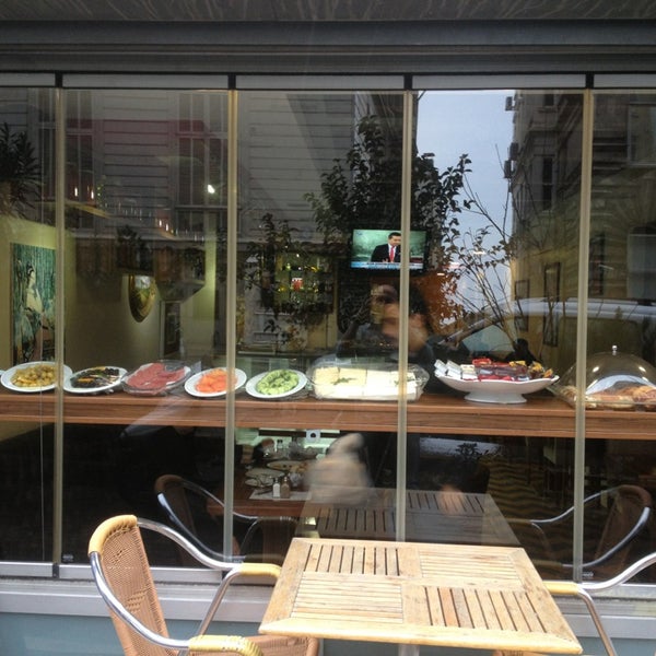 Foto tirada no(a) Kikas Restaurant Bar por Atakan A. em 1/7/2013