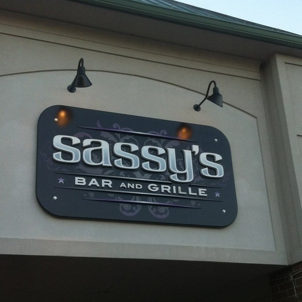 Foto tomada en Sassy&#39;s Bar and Grille  por Lisa P. el 5/25/2013