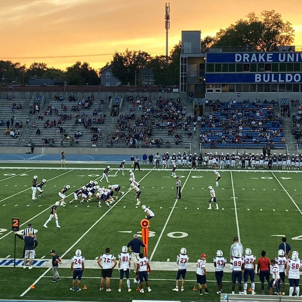 รูปภาพถ่ายที่ Drake Stadium โดย Aaron B. เมื่อ 9/18/2021