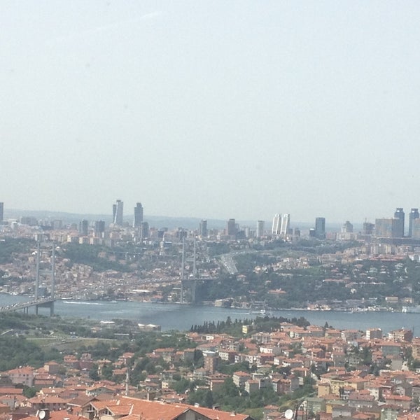 Das Foto wurde bei Desde Cafe &amp; Restaurant von İlknur Ç. am 5/21/2013 aufgenommen