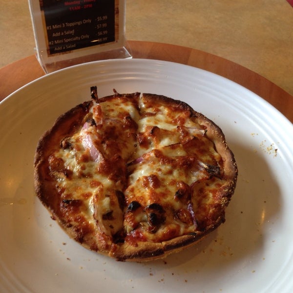 Das Foto wurde bei Classic Chicago&#39;s Gourmet Pizza von SaAd C. am 8/27/2013 aufgenommen