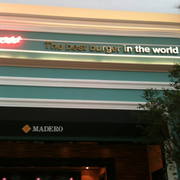 Photo taken at Madero Burger by Luana F. on 3/17/2013