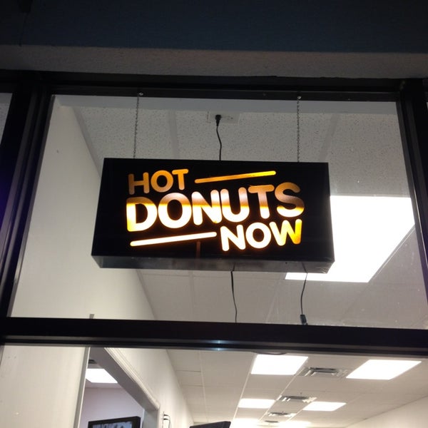 Снимок сделан в Donuts To Go пользователем Edgar N. 1/20/2013