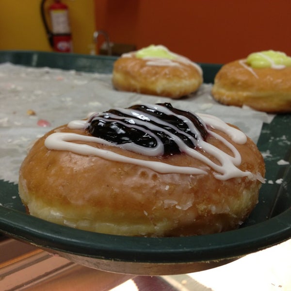 Снимок сделан в Donuts To Go пользователем Edgar N. 2/12/2013