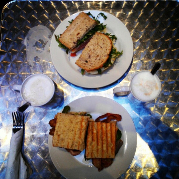 2/17/2013 tarihinde Bea L.ziyaretçi tarafından Prince Street Cafe'de çekilen fotoğraf