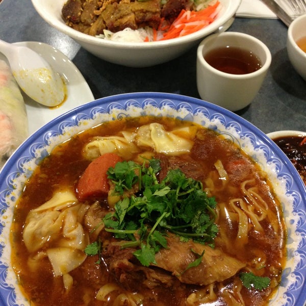Foto diambil di New Dong Khanh Restaurant oleh Kare C. pada 1/3/2013