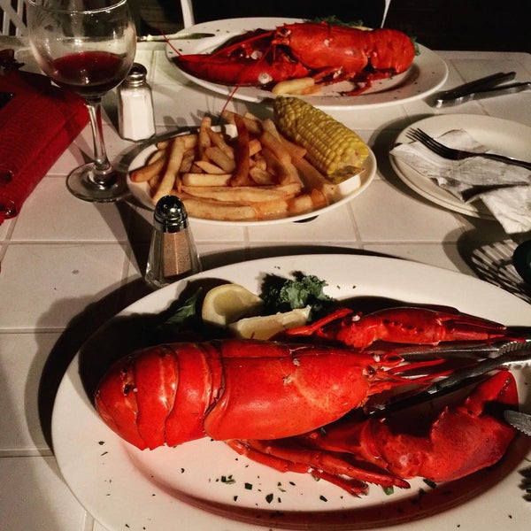 Foto scattata a Nick&#39;s Lobster House da Salih A. il 8/19/2015
