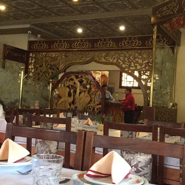 Foto diambil di Golden Plaza Chinese Restaurant oleh Vitor O. pada 11/19/2016