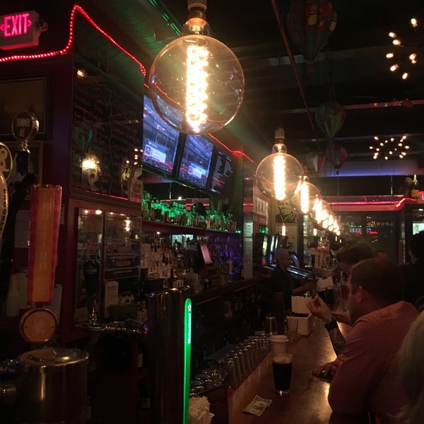 Foto tirada no(a) Pioneers Bar por Beth M. em 9/7/2017