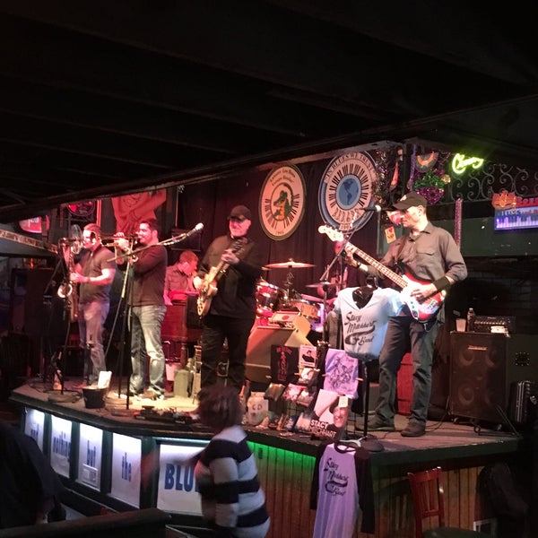 Снимок сделан в Bourbon Street Blues and Boogie Bar пользователем Beth M. 2/23/2018