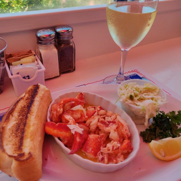 Foto scattata a The Lobster Roll Restaurant da Beth M. il 7/25/2019