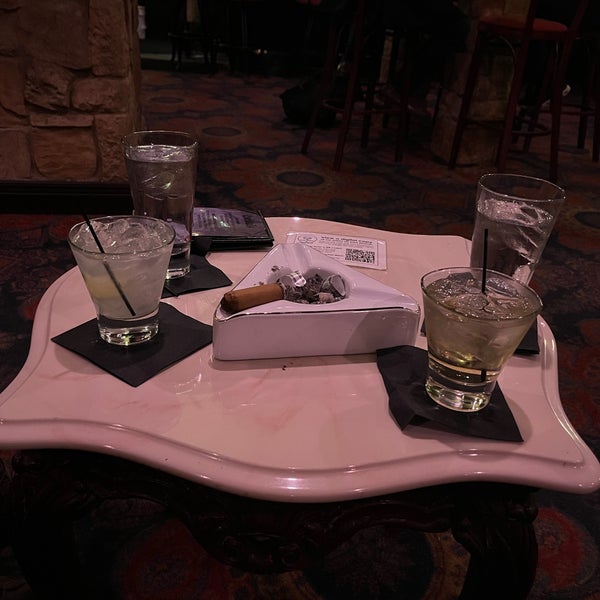 Foto tirada no(a) Nicky Blaine&#39;s Cocktail Lounge por James M. em 9/23/2022