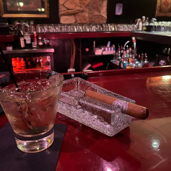 Foto scattata a Nicky Blaine&#39;s Cocktail Lounge da James M. il 9/23/2022