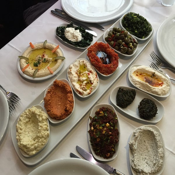 2/28/2015 tarihinde Izak B.ziyaretçi tarafından Antakya Restaurant'de çekilen fotoğraf