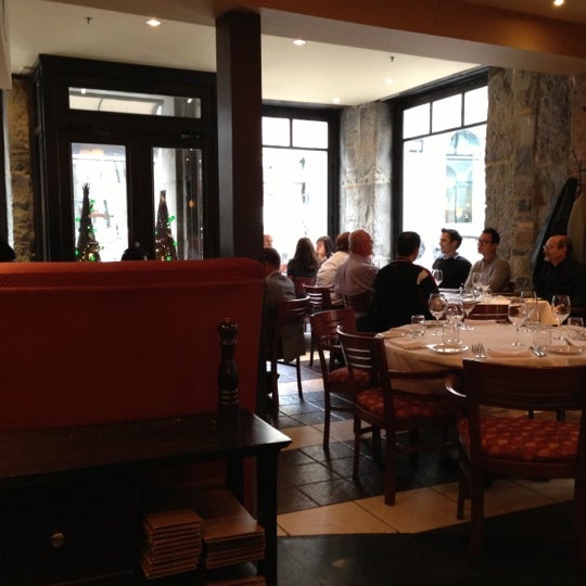 Foto diambil di Verses Restaurant oleh Jean-Michel G. pada 12/5/2012