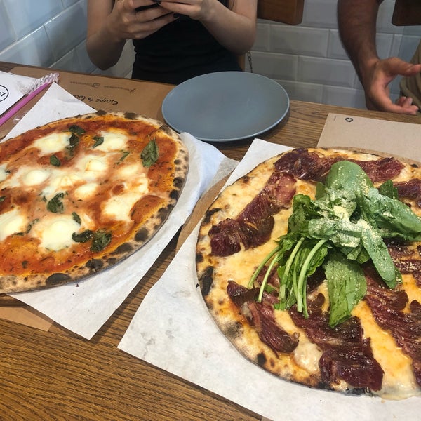 Foto tirada no(a) Pizza Locale por Zeynep A. em 8/24/2019