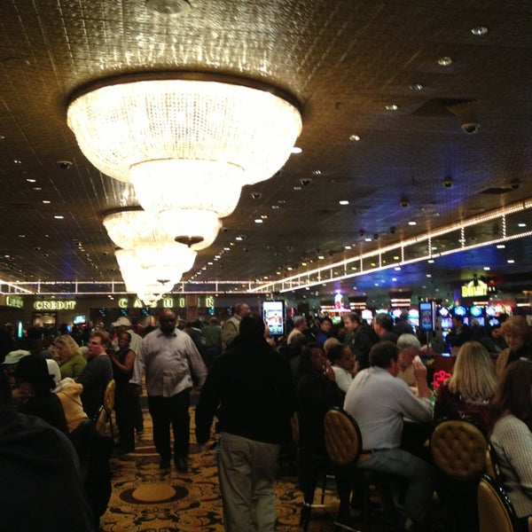 รูปภาพถ่ายที่ Gold Strike Casino Resort โดย Song G. เมื่อ 12/29/2012