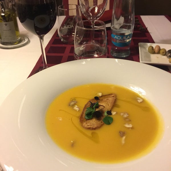 Das Foto wurde bei Il Palazzo Italian Restaurant von Hilal S. am 12/2/2016 aufgenommen