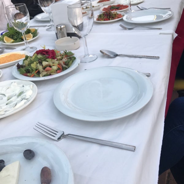 Foto tirada no(a) Kolcuoğlu Restaurant por nur kaykac em 6/7/2017