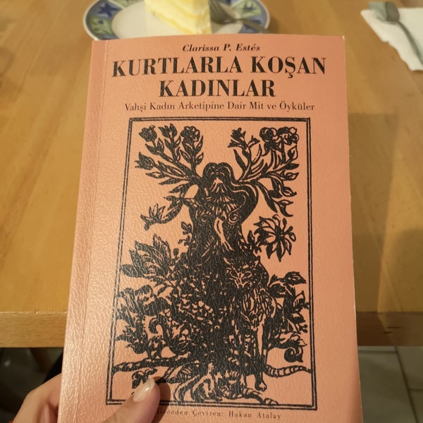 Das Foto wurde bei Akademi 1971 Kitabevi Kafe &amp; Kütüphane von Merahilpeyma am 10/5/2019 aufgenommen