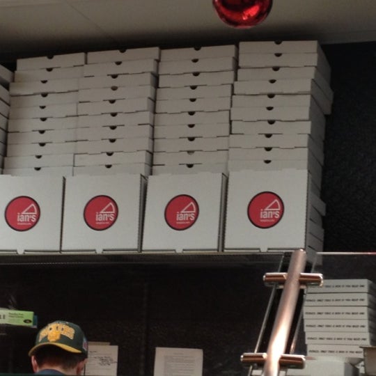 Photo prise au Ian&#39;s Pizza par MilwaukeeHome le12/15/2012