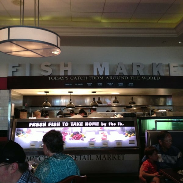 Снимок сделан в Mitchell&#39;s Fish Market пользователем Jason R. 6/8/2013