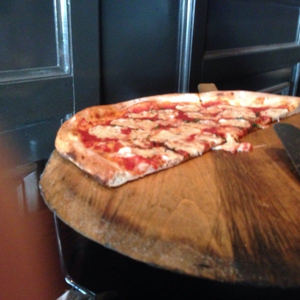 10/28/2013 tarihinde Dick M.ziyaretçi tarafından Rocco&#39;s Wood Fired Pizza'de çekilen fotoğraf